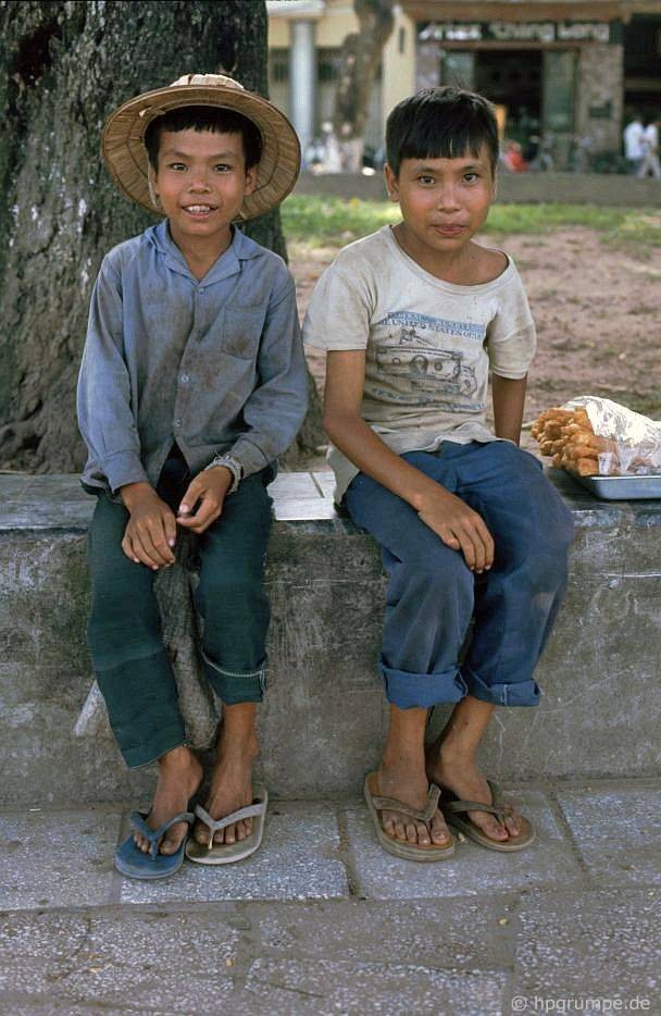 Trẻ em lang thang bên Hồ Gươm, 1991.